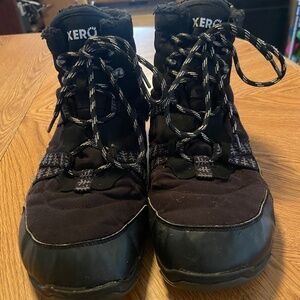(43/10.5) Xero Alpine Snow Boots w/ Manitobah Sheepskin Insole - Wide Toe Box